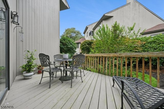 8 Sherwood Dr, Mountain Lakes Boro, NJ 07046