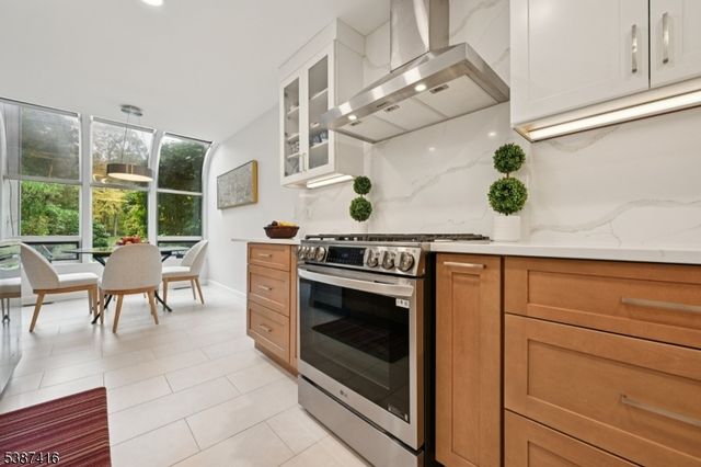 8 Sherwood Dr, Mountain Lakes Boro, NJ 07046