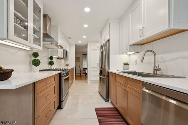 8 Sherwood Dr, Mountain Lakes Boro, NJ 07046