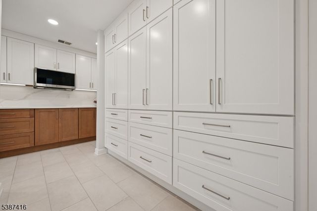 8 Sherwood Dr, Mountain Lakes Boro, NJ 07046