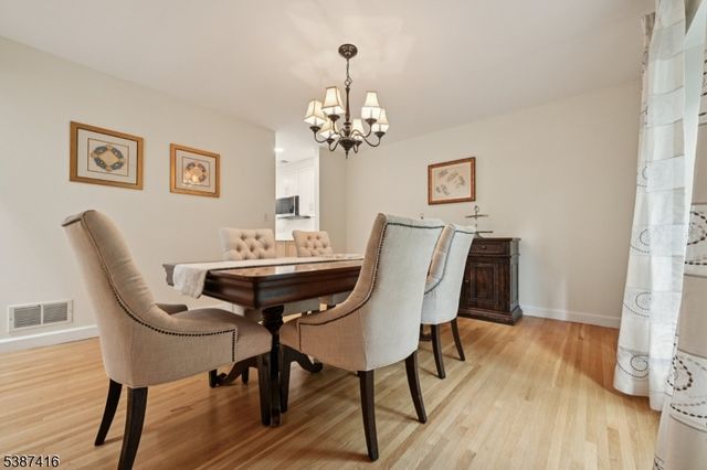 8 Sherwood Dr, Mountain Lakes Boro, NJ 07046