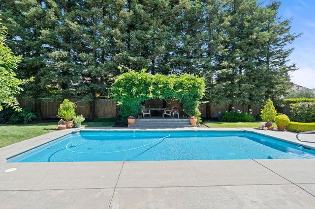 10532 N Medinah Circle, Fresno, CA 93730