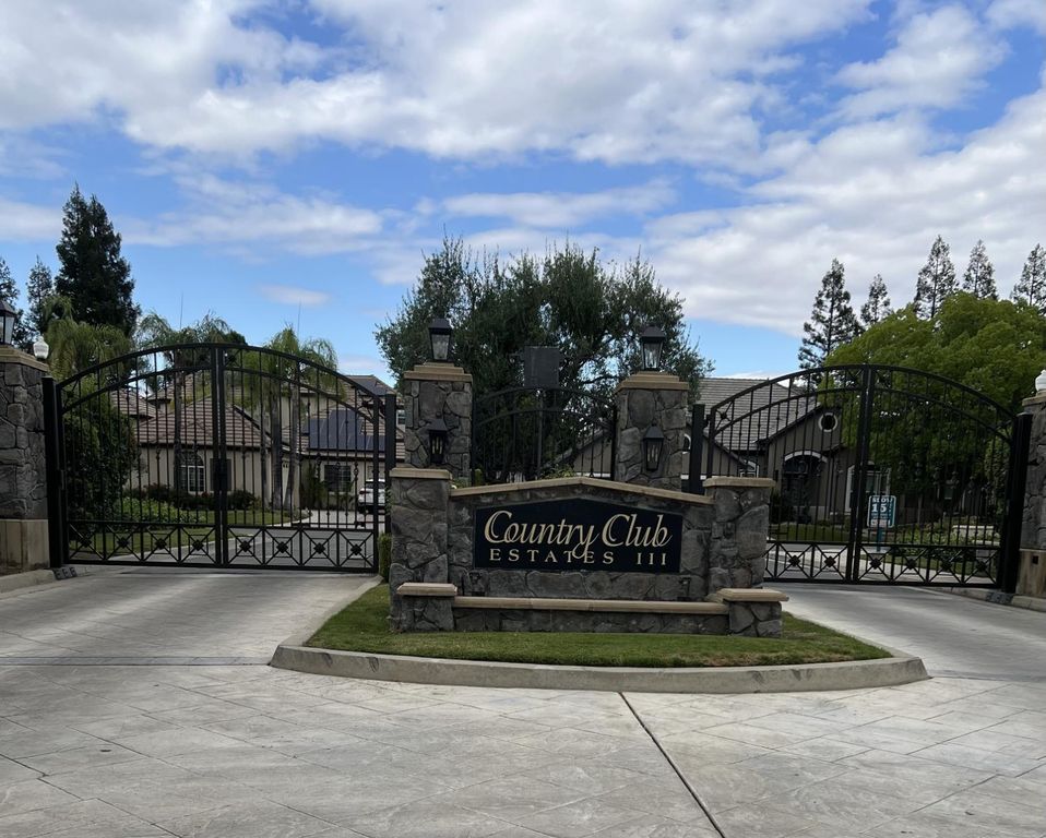 Image 2 of property listing at 10532 N Medinah Circle, Fresno, CA 93730