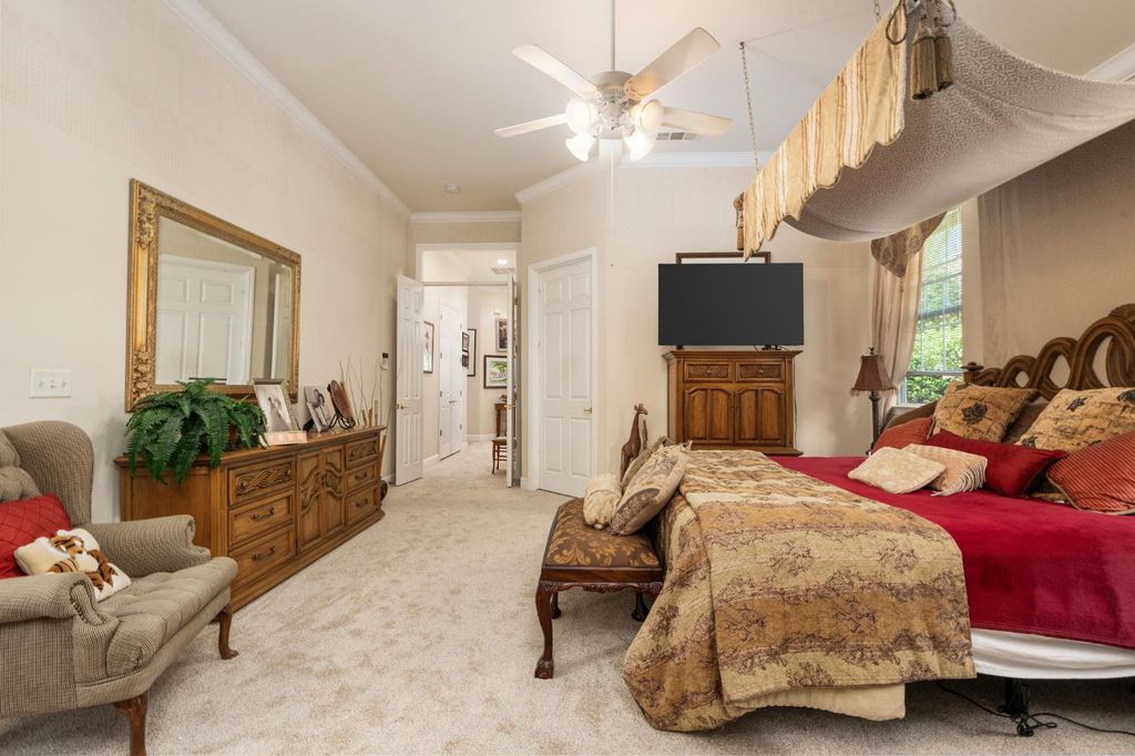 Image 27 of property listing at 10532 N Medinah Circle, Fresno, CA 93730