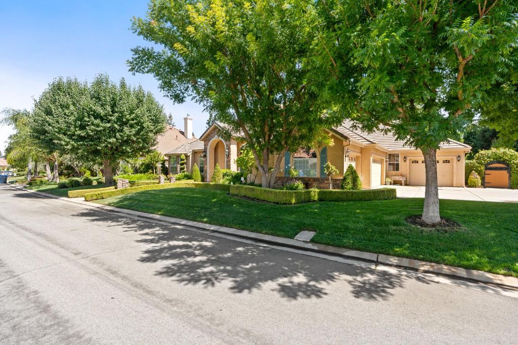 Image 3 of property listing at 10532 N Medinah Circle, Fresno, CA 93730