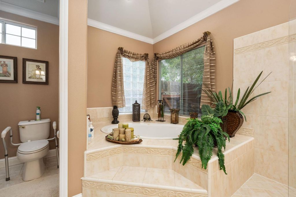 Image 30 of property listing at 10532 N Medinah Circle, Fresno, CA 93730