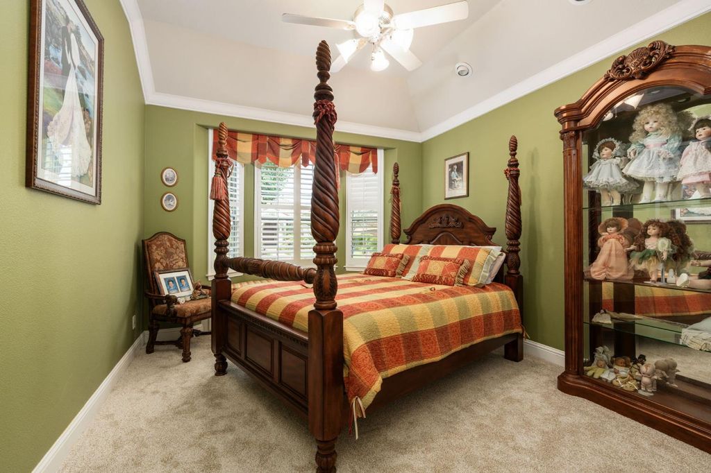 Image 32 of property listing at 10532 N Medinah Circle, Fresno, CA 93730