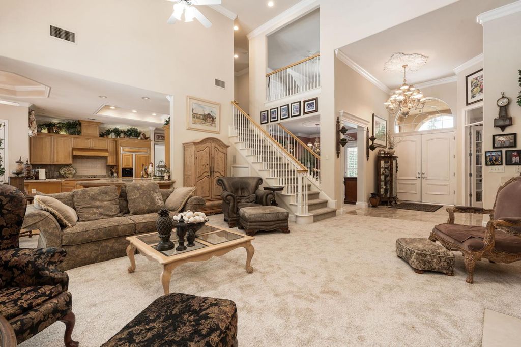 Image 4 of property listing at 10532 N Medinah Circle, Fresno, CA 93730