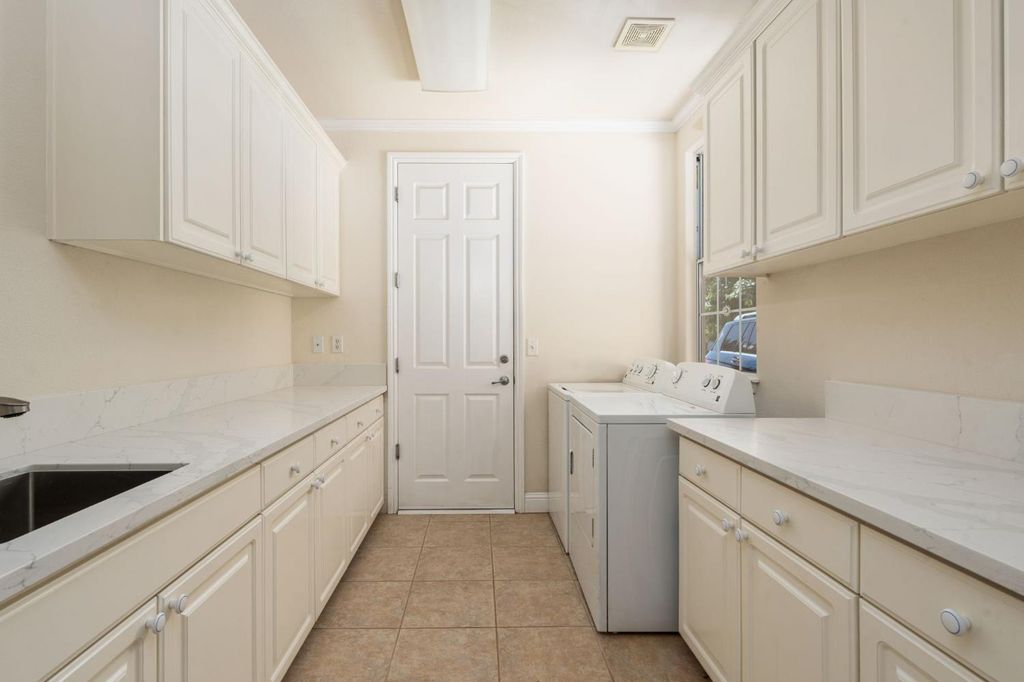 Image 40 of property listing at 10532 N Medinah Circle, Fresno, CA 93730