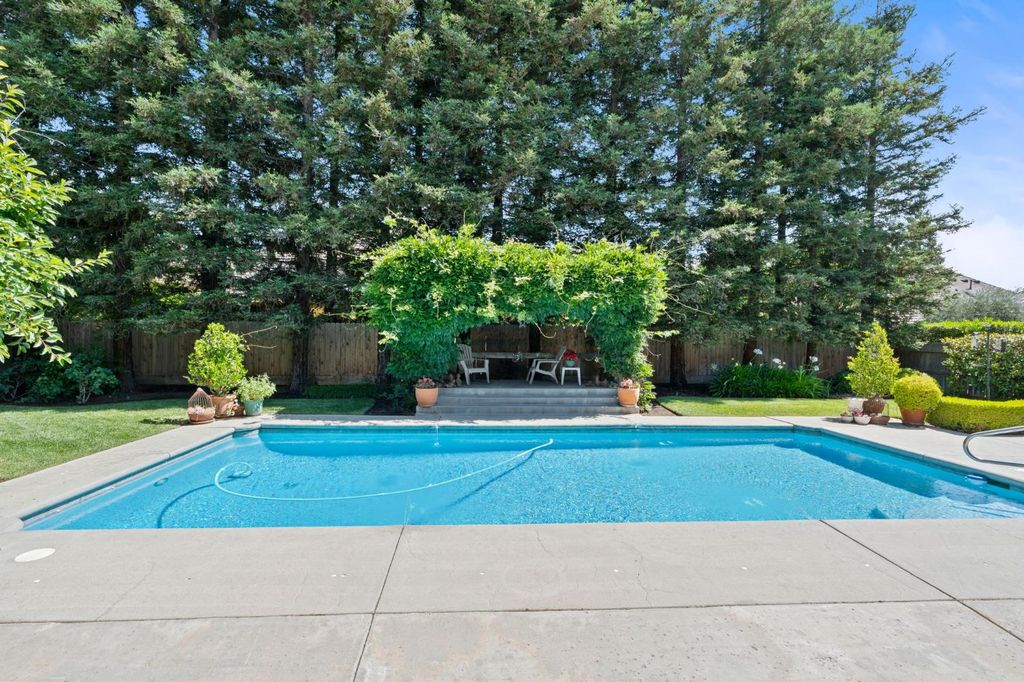 Image 41 of property listing at 10532 N Medinah Circle, Fresno, CA 93730