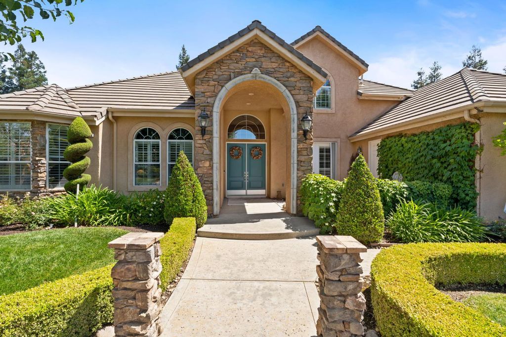 Image 53 of property listing at 10532 N Medinah Circle, Fresno, CA 93730