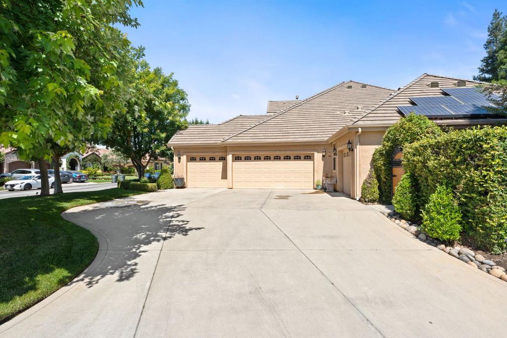 Image 56 of property listing at 10532 N Medinah Circle, Fresno, CA 93730