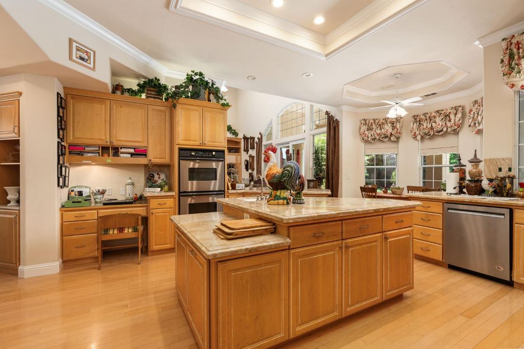 Image 6 of property listing at 10532 N Medinah Circle, Fresno, CA 93730