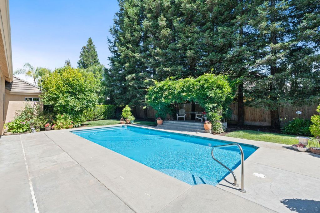 Image 7 of property listing at 10532 N Medinah Circle, Fresno, CA 93730