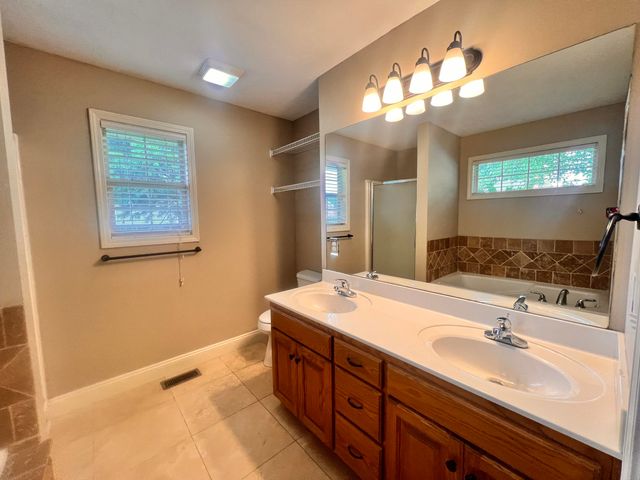 889 W Crestwood Street, Nixa, MO 65714