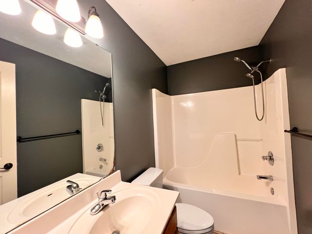 889 W Crestwood Street, Nixa, MO 65714
