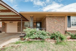 923 NW 5th Street, Moore, OK 73160