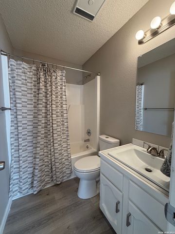 8211 meadow fire st, San Antonio, TX 78251