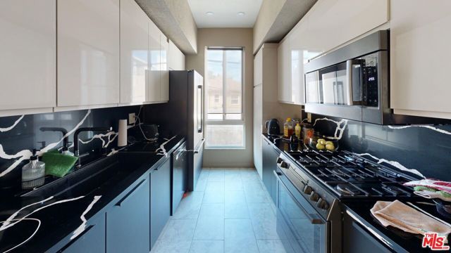 14569 Benefit Street 102, Sherman Oaks, CA 91403