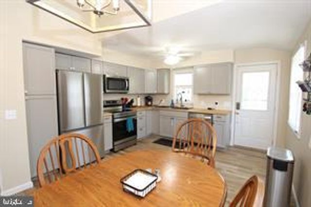 22 CAROLE RD, Newark, DE 19713