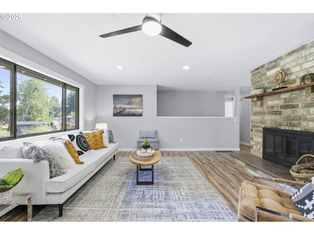 21050 S MOSSY ROCK Ct, Oregon City, OR 97045