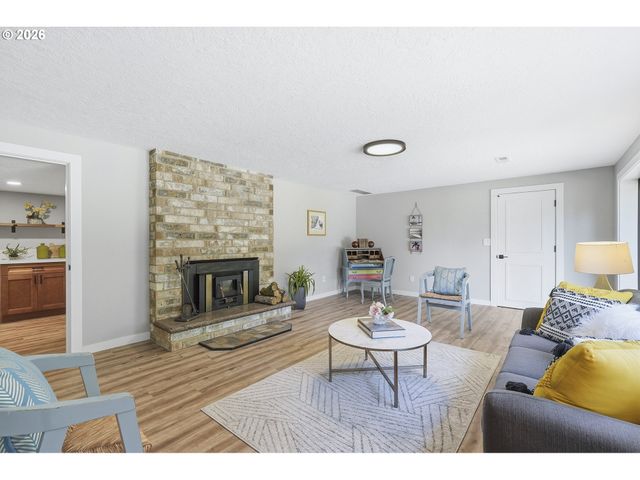 21050 S MOSSY ROCK Ct, Oregon City, OR 97045