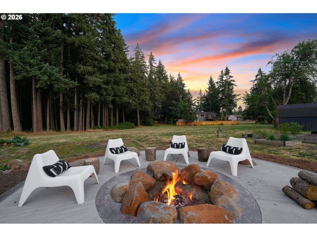 21050 S MOSSY ROCK Ct, Oregon City, OR 97045