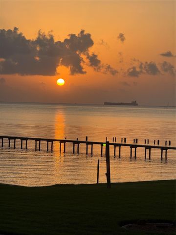 2534 Cliff Drive, Dickinson, TX 77539