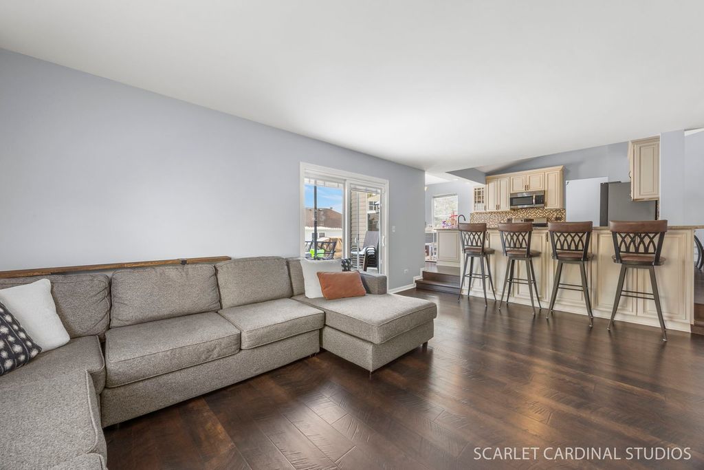 Image 12 of property listing at 1222 Goldenrod Lane, Hoffman Estates, IL 60192