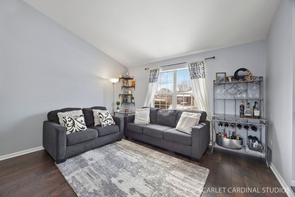 Image 4 of property listing at 1222 Goldenrod Lane, Hoffman Estates, IL 60192