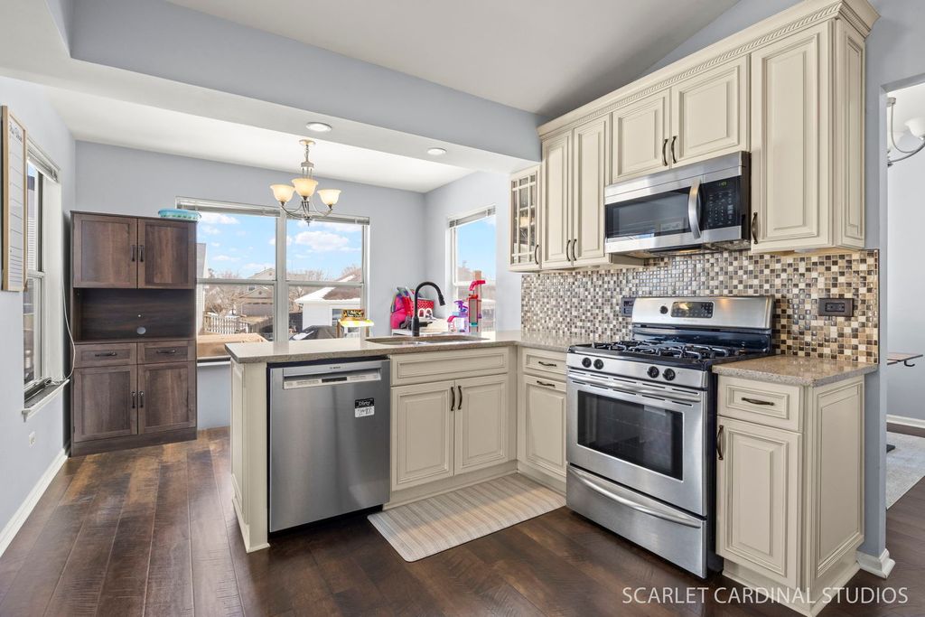 Image 7 of property listing at 1222 Goldenrod Lane, Hoffman Estates, IL 60192