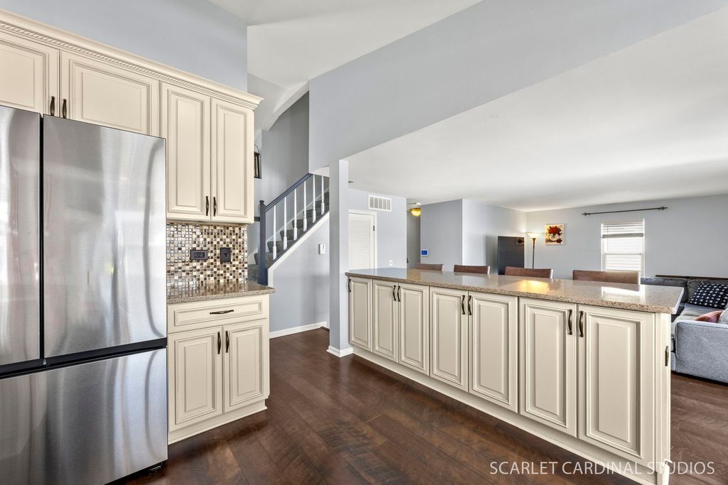 Image 8 of property listing at 1222 Goldenrod Lane, Hoffman Estates, IL 60192