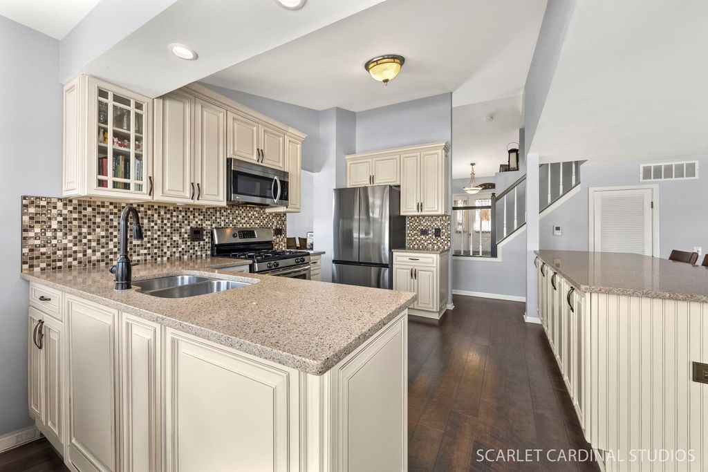 Image 9 of property listing at 1222 Goldenrod Lane, Hoffman Estates, IL 60192