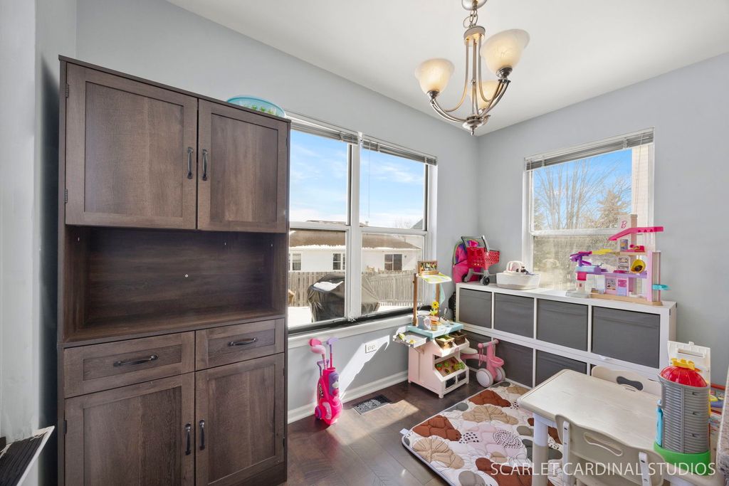 Image 10 of property listing at 1222 Goldenrod Lane, Hoffman Estates, IL 60192
