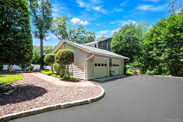 12 Knoll Crest, Miller Place, NY 11764