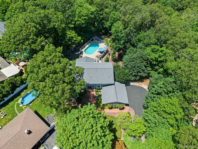 12 Knoll Crest, Miller Place, NY 11764