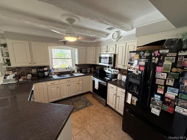 12 Knoll Crest, Miller Place, NY 11764