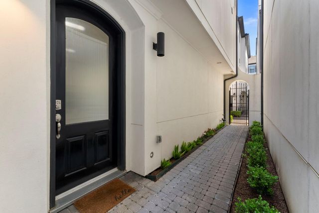 411 W 17th Street C, Houston, TX 77008