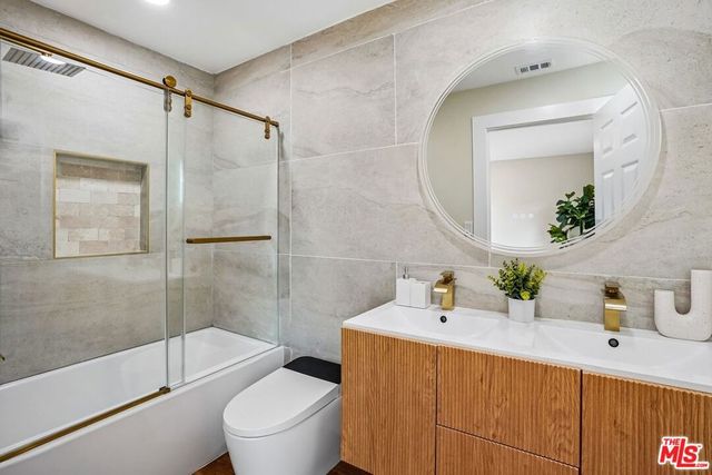 8855 Lilienthal Avenue, Los Angeles, CA 90045