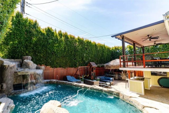 660 Woodbury Road, Glendale, CA 91206