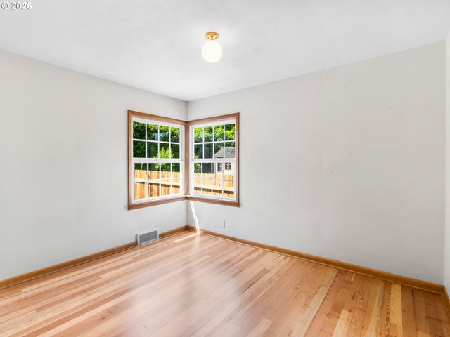 4430 Se WOODWARD St, Portland, OR 97206
