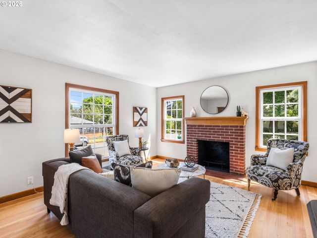 4430 Se WOODWARD St, Portland, OR 97206
