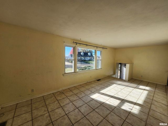 2715 W HUNTINGTON Drive, Peoria, IL 61614