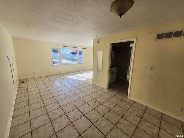 2715 W HUNTINGTON Drive, Peoria, IL 61614