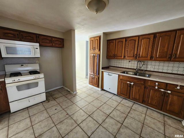 2715 W HUNTINGTON Drive, Peoria, IL 61614