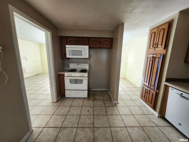 2715 W HUNTINGTON Drive, Peoria, IL 61614