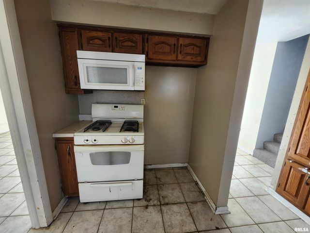 2715 W HUNTINGTON Drive, Peoria, IL 61614