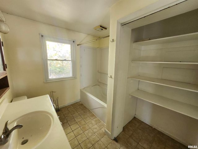 2715 W HUNTINGTON Drive, Peoria, IL 61614