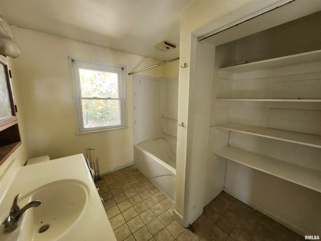 2715 W HUNTINGTON Drive, Peoria, IL 61614