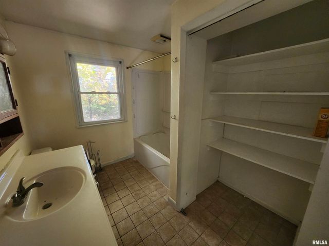 2715 W HUNTINGTON Drive, Peoria, IL 61614